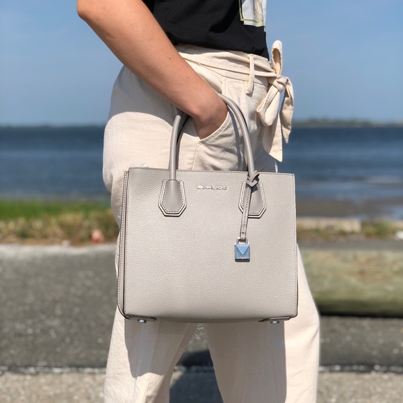 🎁Michael Kors Mercer Accordion Pebble Leather Tote - Picture 4 of 11